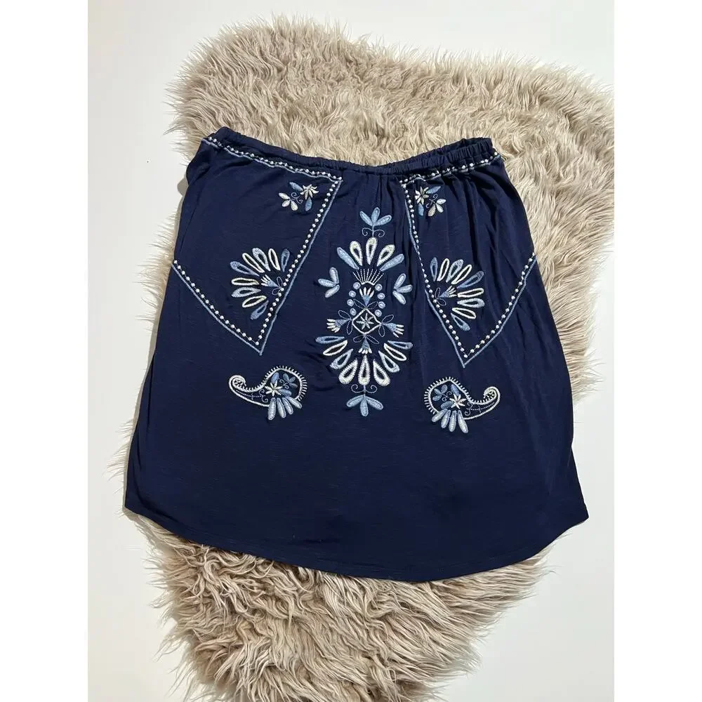 Torrid women’s navy blue embroidered floral skirt